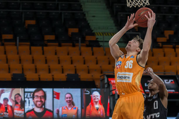 持高压防守 持高压防守